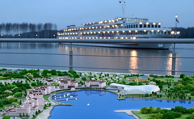 Круизный теплоход «Константин Коротков», пришвартованный в порту строящегося туристско-рекреационного кластера.