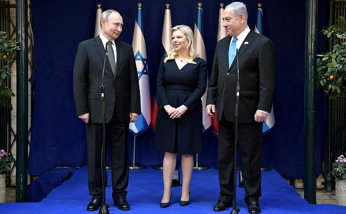 С Премьер-министром Израиля Биньямином Нетаньяху и его супругой Сарой Нетаньяху.