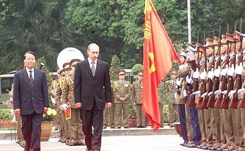 President Putin at a welcoming ceremony with Vietnamese President Tran Duc Luong.
