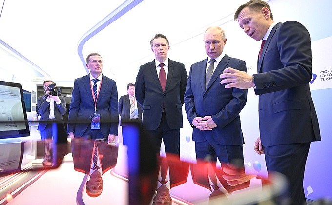 Before the plenary session Vladimir Putin, accompanied by Healthcare Minister Mikhail Murashko, visited a thematic exhibition organised on the forum’s sidelines.