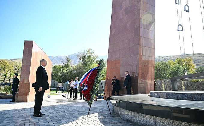 В ходе церемонии возложения венка к мемориалу погибшим в ходе трагических событий 1916 года.
