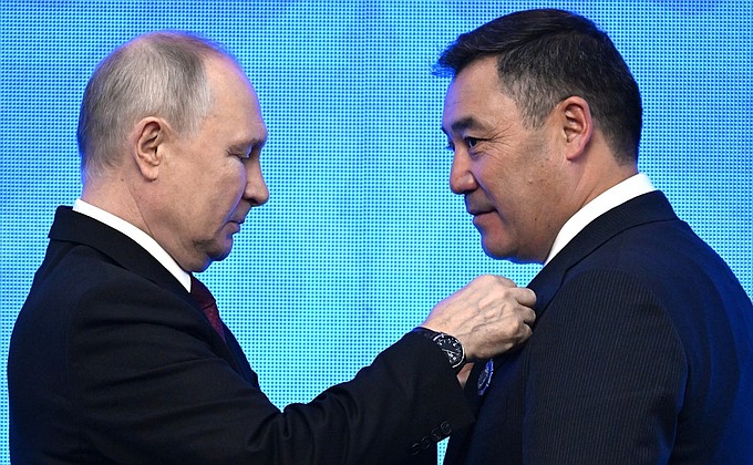 Вручение ордена Почёта Президенту Киргизии Садыру Жапарову.