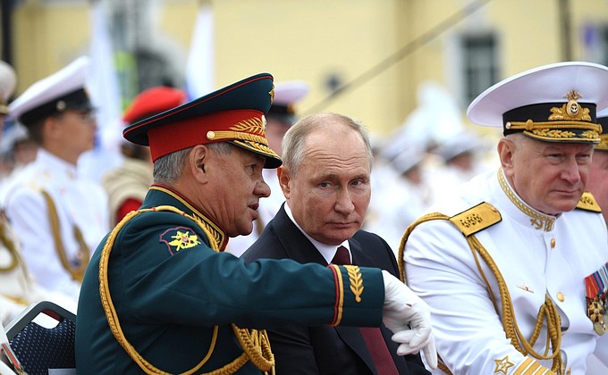 С Министром обороны Сергеем Шойгу и главнокомандующим Военно-Морским Флотом Николаем Евменовым (справа) во время Главного военно-морского парада.