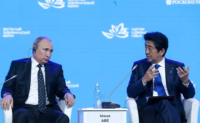 С Премьер-министром Японии Синдзо Абэ на пленарном заседании Восточного экономического форума.