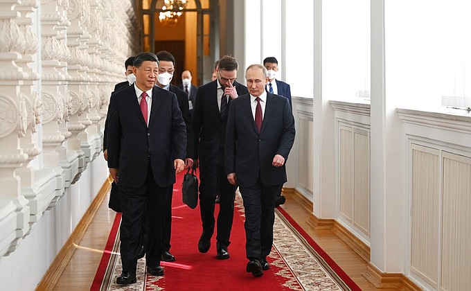 With President of the People’s Republic of China Xi Jinping before the beginning of Russian-Chinese talks in restricted format.