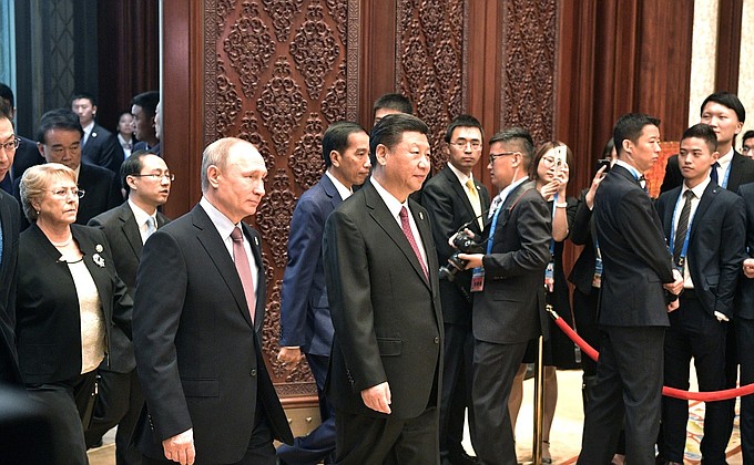 С Председателем Китайской Народной Республики Си Цзиньпином перед началом заседания круглого стола лидеров форума «Один пояс, один путь».