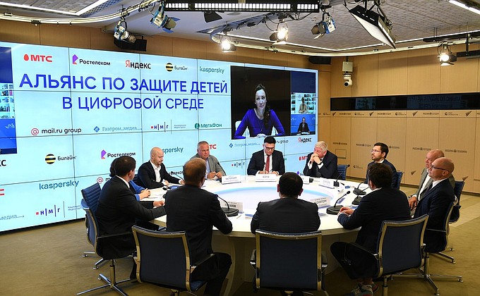 Участники церемонии подписания «Добровольных обязательств» компаниями – учредителями российского Альянса по защите детей в цифровой среде.