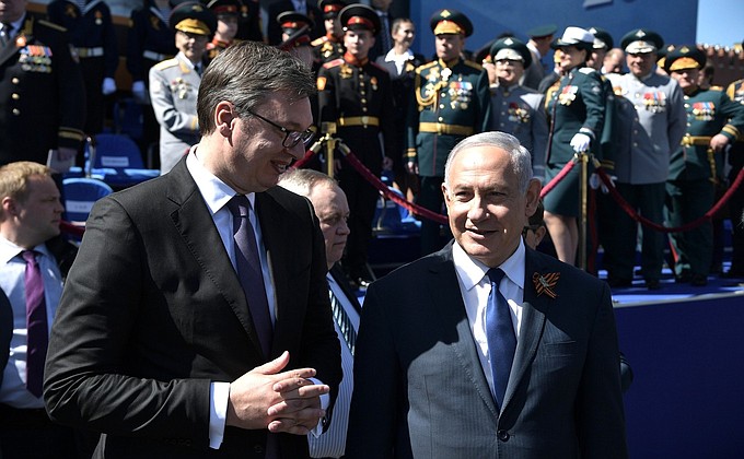 Премьер-министр Израиля Бинямин Нетаньяху и Президент Сербии Александр Вучич (слева) по окончании военного парада в ознаменование 73-й годовщины Победы в Великой Отечественной войне 1941–1945 годов.