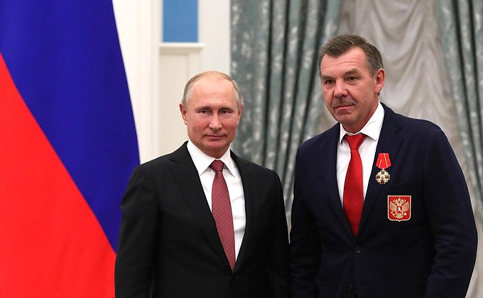 Consultant of the coaching staff of the Russian men’s ice hockey team Oleg Znarok was awarded the Order of Alexander Nevsky.
