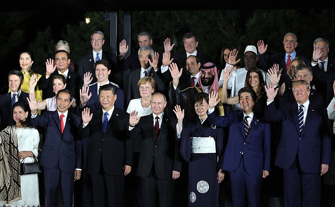 Совместное фотографирование участников саммита «Группы двадцати» перед торжественным концертом и приёмом от имени Премьер-министра Японии Синдзо Абэ.