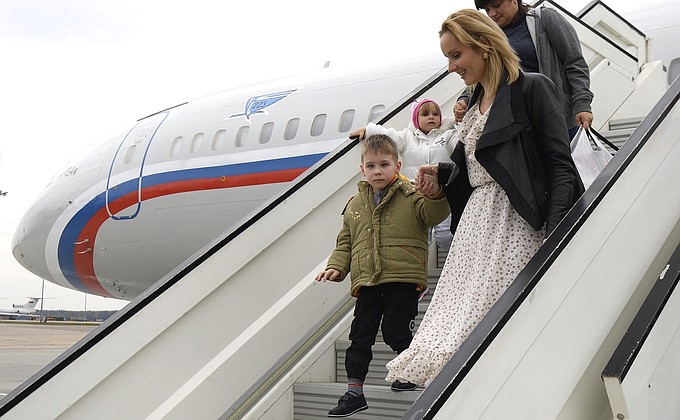 При содействии Марии Львовой-Беловой из ДНР в Россию приехали дети-сироты для устройства в российские семьи
