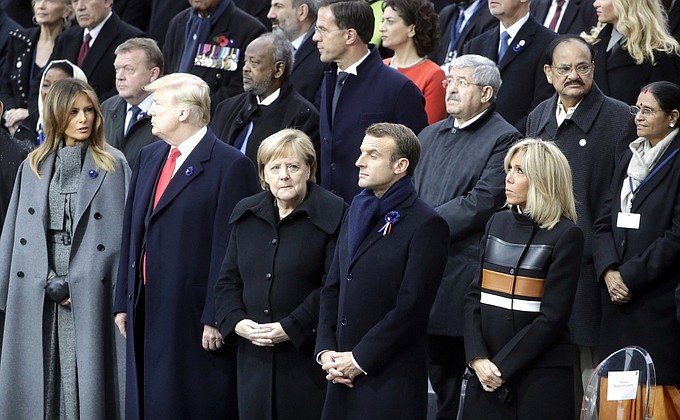Церемония празднования 100-летия окончания Первой мировой войны. Президент Соединённых Штатов Америки Дональд Трамп с супругой Меланией, Федеральный канцлер Германии Ангела Меркель, Президент Французской Республики Эммануэль Макрон с супругой Брижит.