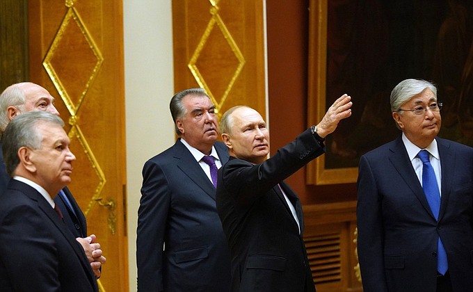 Вместе с главами стран – участниц неформальной встречи СНГ Владимир Путин посетил Государственный Русский музей.
