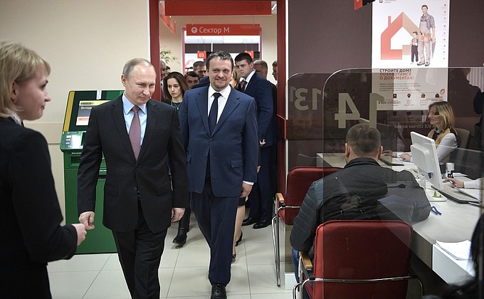 Во время посещения многофункционального центра предоставления государственных и муниципальных услуг в Великом Новгороде.