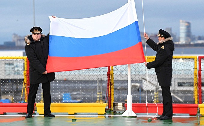 Торжественная церемония поднятия Государственного флага Российской Федерации на ледоколе «Виктор Черномырдин».