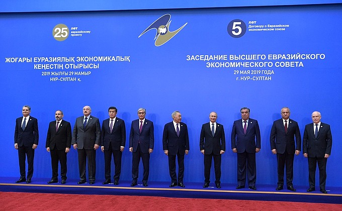 Участники заседания Высшего Евразийского экономического совета в расширенном составе.