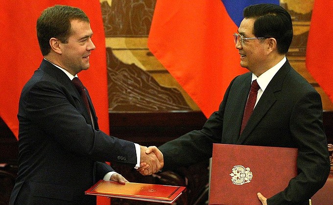 С Председателем КНР Ху Цзиньтао после подписания совместных документов.
