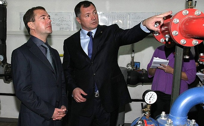 Examining automatic heat regulation system in one of the homes in Naberezhnye Chelny. With Tatarstan's Minister of Construction, Architecture and Housing Marat Khusnullin.