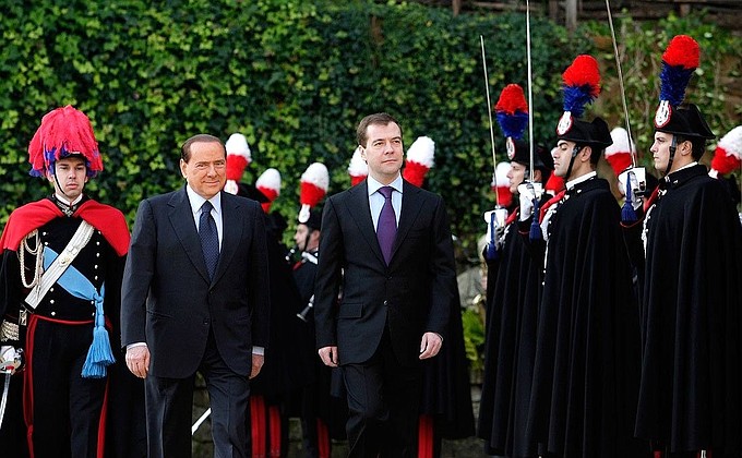 Церемония официальной встречи. С Председателем Совета министров Италии Сильвио Берлускони.