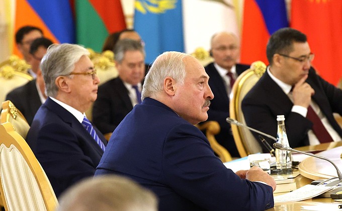 Слева направо: Президент Казахстана Касым-Жомарт Токаев, Президент Белоруссии Александр Лукашенко и Президент Киргизии Садыр Жапаров на заседании Высшего Евразийского экономического совета в расширенном составе.