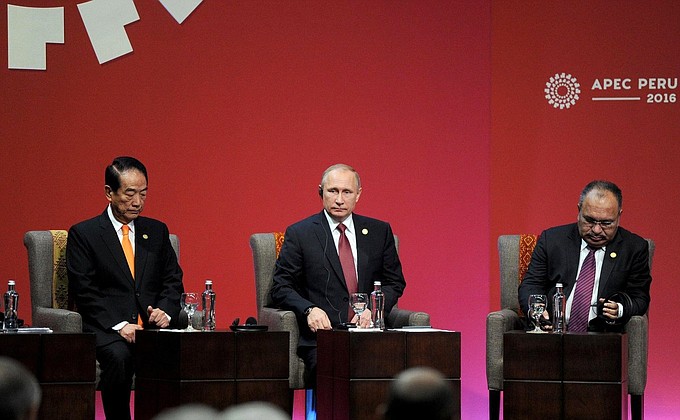 Prime Minister of the Independent State of Papua New Guinea Peter O’Neil, right, Vladimir Putin, and James Soong Chu-yu, People First Party (PFP) Chair, Chinese Taipei, at the meeting of the APEC Business Advisory Council.