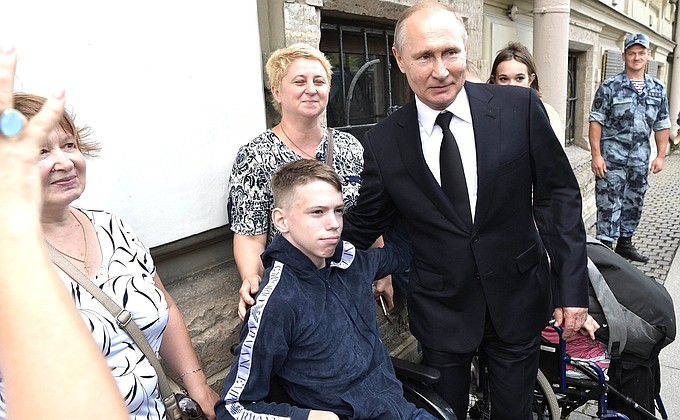 По окончании Главного военно-морского парада Владимир Путин кратко пообщался с жителями Санкт-Петербурга.