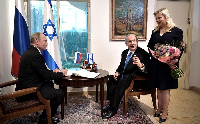 Vladimir Putin signed the guest-book at the residence of Prime Minister of Israel Benjamin Netanyahu.