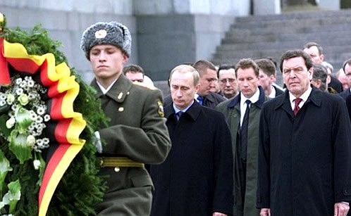 President Vladimir Putin and German Chancellor Gerhard Schroeder laying a wreath at the Motherland Monument at the Piskarevskoye Memorial Cemetery.