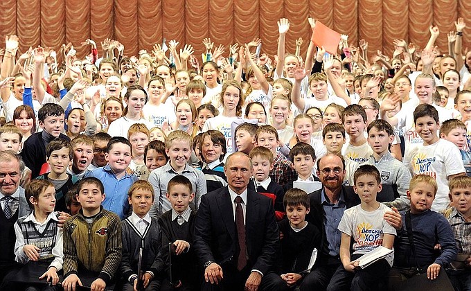 With members of the combined children’s choir of Russia.