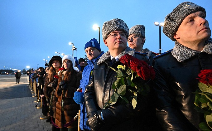 Участники церемонии открытия мемориала мирным жителям СССР – жертвам нацистского геноцида в годы Великой Отечественной войны.