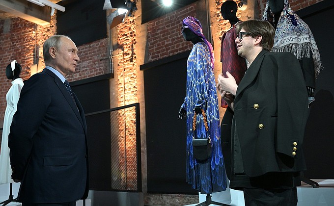 During a visit to Zotov Centre. General Director of the Fashion Hub Resource Centre Georgy Rostovshchikov gives explanations.