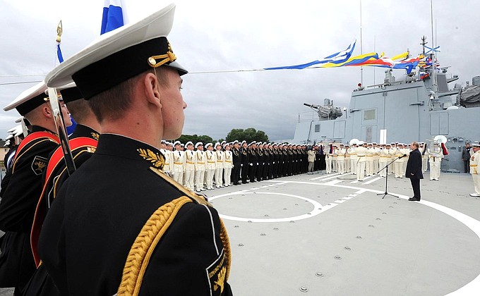 На параде по случаю Дня Военно-Морского Флота.