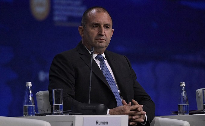 Президент Болгарии Румен Радев на пленарном заседании Петербургского международного экономического форума.