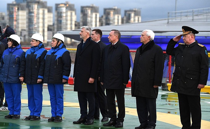 На торжественной церемонии поднятия Государственного флага Российской Федерации на ледоколе «Виктор Черномырдин».
