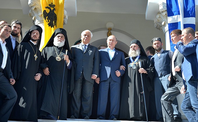 С Президентом Греции Прокописом Павлопулосом (слева) и протоэпистатом Святой Горы отцом Павлом (справа).