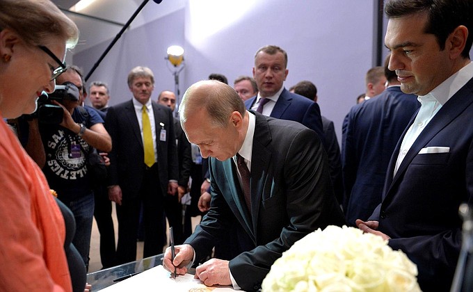 Владимир Путин сделал запись в книге почётных гостей Музея византийского и христианского искусства Афин.