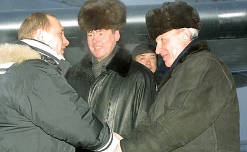 С губернатором Тюменской области Сергеем Собяниным и губернатором Ханты-Мансийского округа Александром Филиппенко (справа) во время встречи в аэропорту.