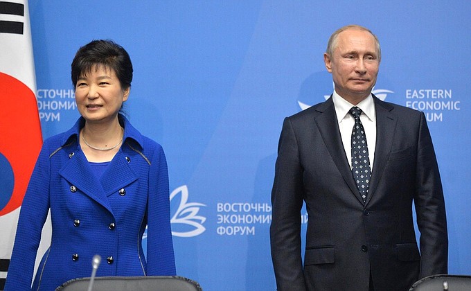 С Президентом Республики Корея Пак Кын Хе на церемонии подписания документов по итогам российско-корейских переговоров.