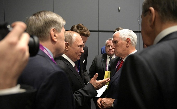 На полях Восточноазиатского саммита Владимир Путин кратко пообщался с вице-президентом США Майклом Пенсом.