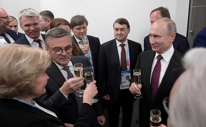 По окончании церемонии открытия XXIX Всемирной зимней универсиады Владимир Путин кратко пообщался с гостями.