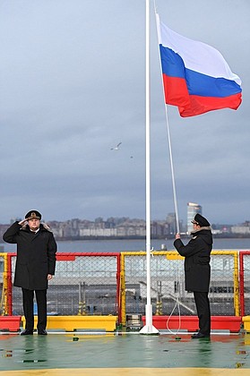 Торжественная церемония поднятия Государственного флага Российской Федерации на ледоколе «Виктор Черномырдин».