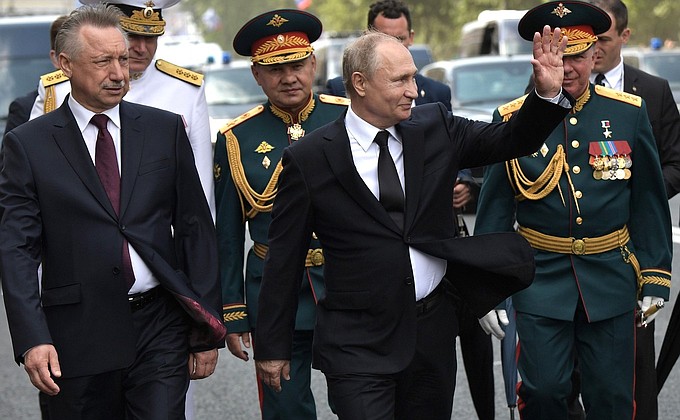 С временно исполняющим обязанности губернатора Санкт-Петербурга Александром Бегловым (слева) и Министром обороны Сергеем Шойгу по окончании Главного военно-морского парада.