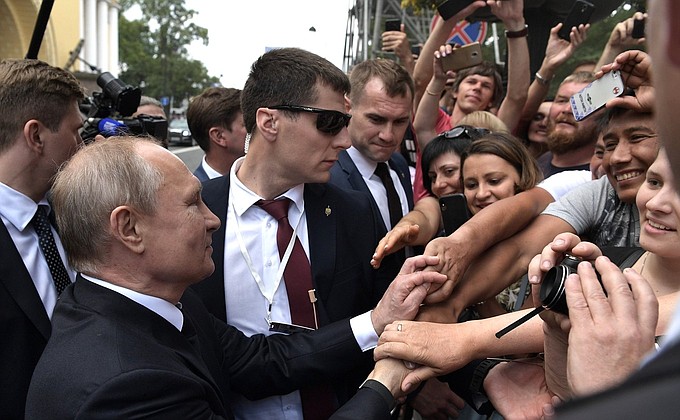 По окончании Главного военно-морского парада Владимир Путин кратко пообщался с жителями Санкт-Петербурга.