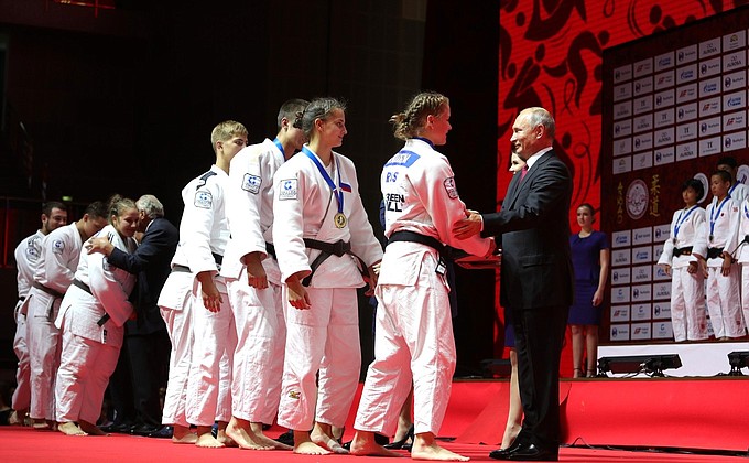 На церемонии награждения призёров Международного турнира по дзюдо имени Дзигоро Кано.