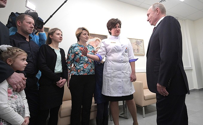 During his visit to the Kolomna Perinatal Centre, the President briefly talked to patients and members of their families.