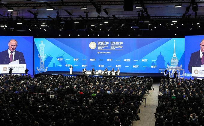 Пленарное заседание XXII Петербургского международного экономического форума.