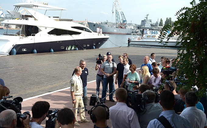 После погружения на батискафе к затонувшему древнему судну Владимир Путин поделился впечатлениями и ответил на вопросы журналистов.