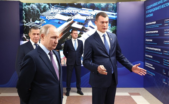 The President watched a presentation on the implementation of long-term socioeconomic development plans for cities in Russia’s Far East. With Khabarovsk Territory Governor Mikhail Degtyarev.