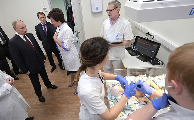 Президент осмотрел учебно-симуляционный центр Коломенского перинатального центра.