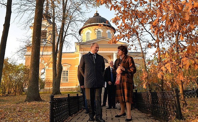 During a visit to the Lermontov Memorial Estate Tarkhany. With Museum Director Tamara Melnikova.